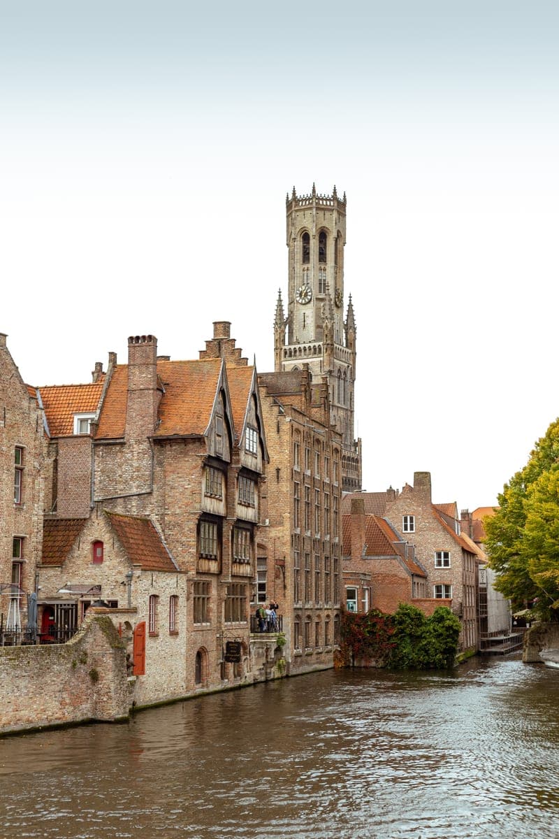 Het Belfort van Brugge boven de huizen aan de Rozenhoedkaai