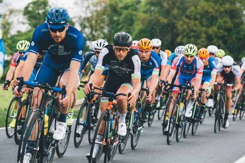 Wielrenners in een peloton tijdens een koers